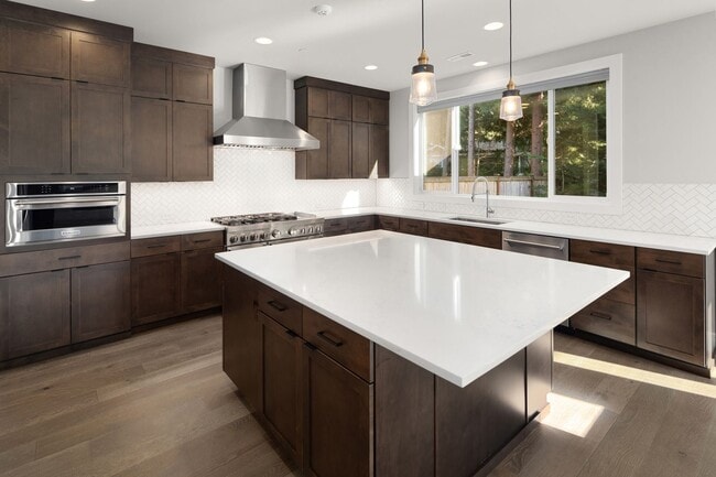 Building Photo - Luxury Haven