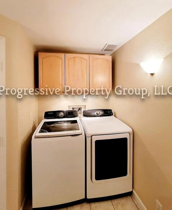 Building Photo - Beautiful 4-Bedroom Gem in the Heart of Briargate!