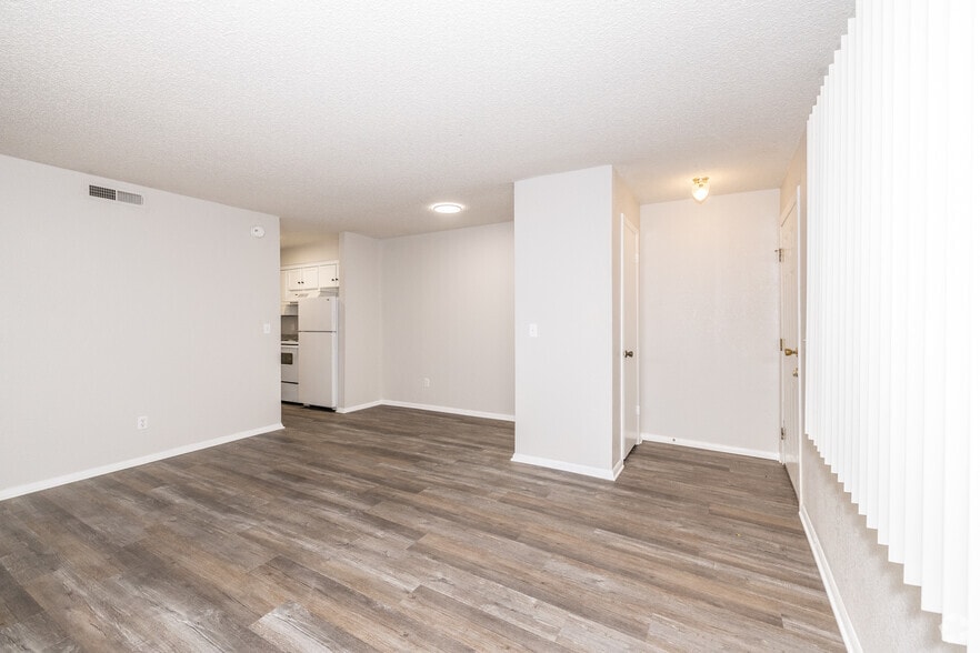 1BR, 1BA - 650SF - Living and Dining Area - Sunwood Apartments