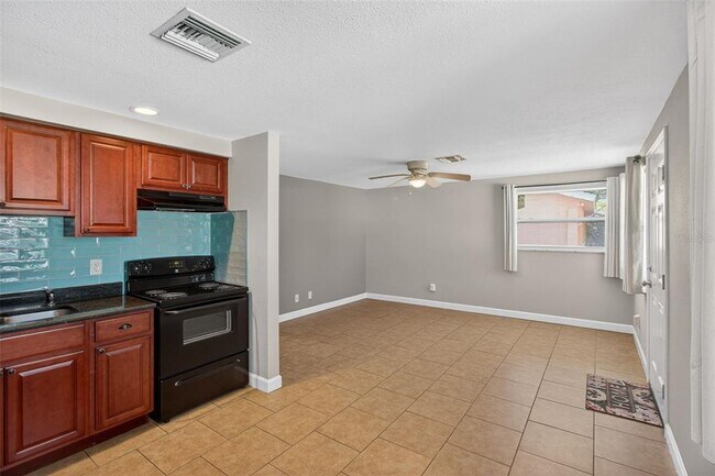 Building Photo - 3118 Pine Tree Ave