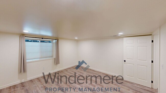 Building Photo - Whit834/836