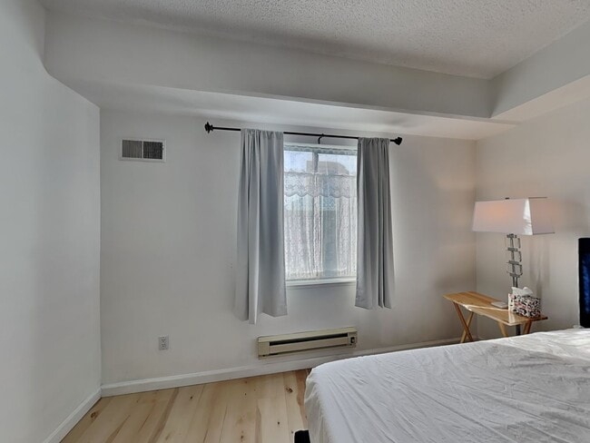 Building Photo - Well-Lit 1 Bedroom, 1 Bathroom Condo in Oa...