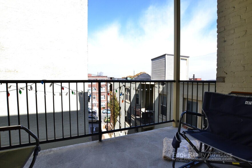 Building Photo - 264 Kelton St