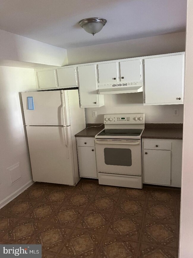 Building Photo - 1745 Staley Manor Dr
