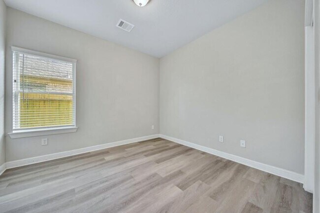 Building Photo - 2442 Wembley Way