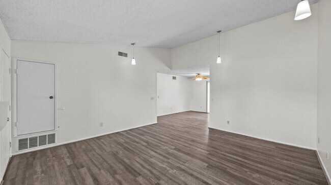 Building Photo - 8469 Comet St