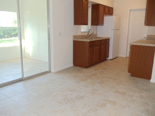 Building Photo - Modest 3 Br/1.5 Bath in Established Neighborhood