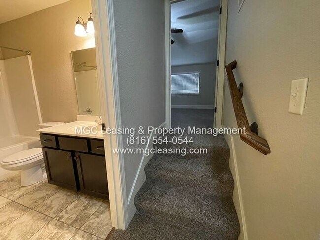 Building Photo - EAGLE CREEK LUXURY TOWNHOME