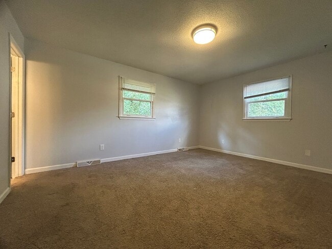 Building Photo - Large 4 bedroom 3 bathroom house in the he...