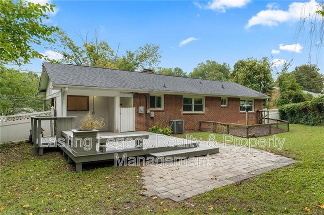 Building Photo - 1200 Lamont Dr