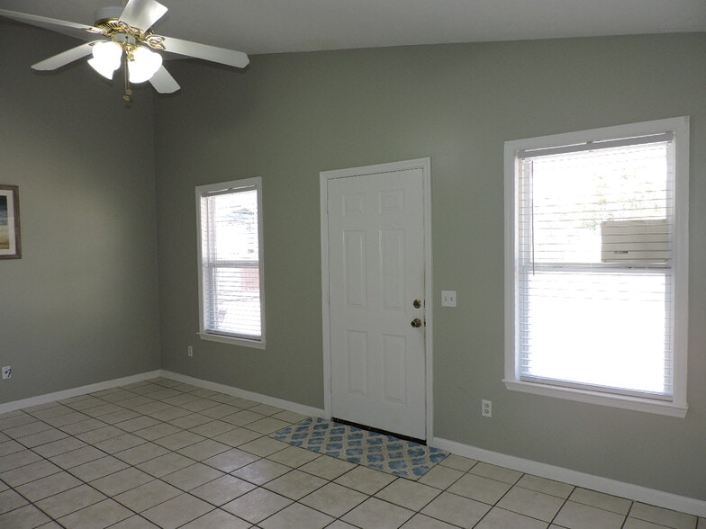 Building Photo - 5931 Pinetree Ave