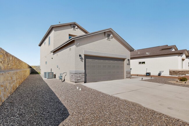 Building Photo - 9930 Isla Pl