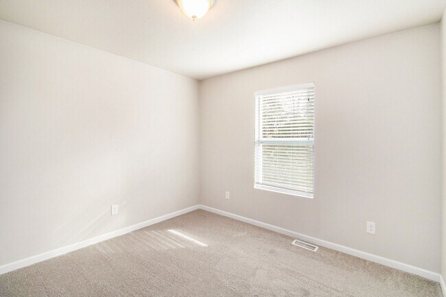 Building Photo - Newer Home near Outstanding Schools!