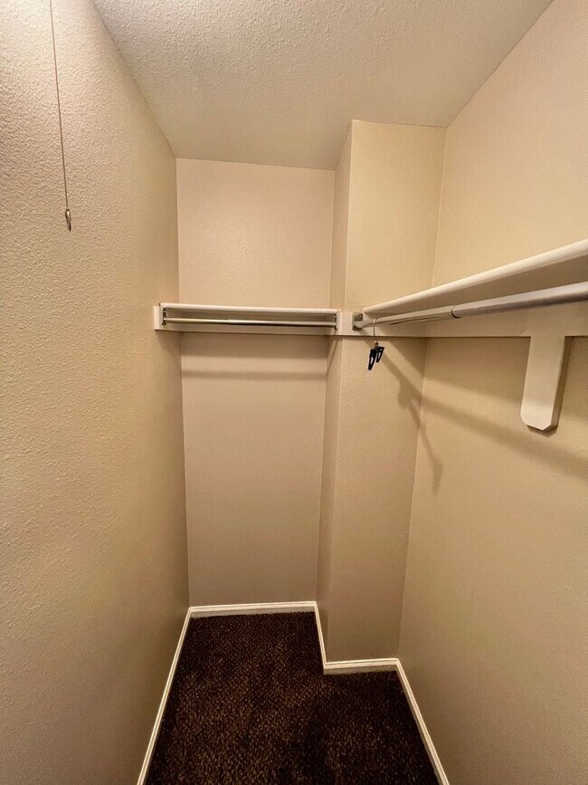 Building Photo - 3 bed, 1 bath Tri-level Home in Foxstone Neighborhood