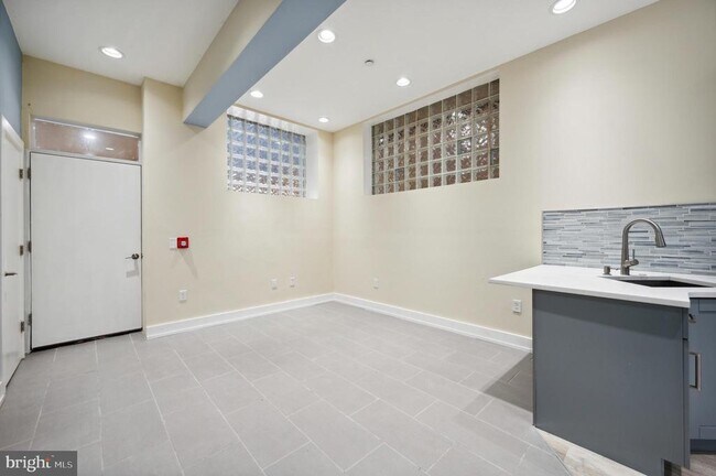 Building Photo - 2024 E Fletcher St