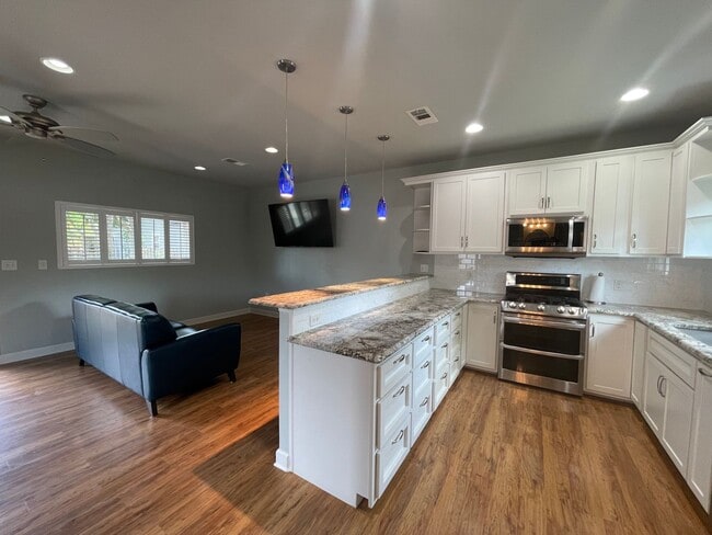 Building Photo - Amazing detached 2/2.5 duplex in Central Austin!!!