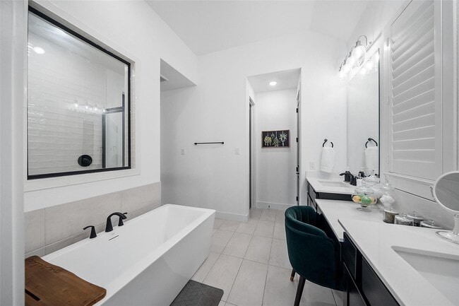 Building Photo - 15040 Berry Brk Dr