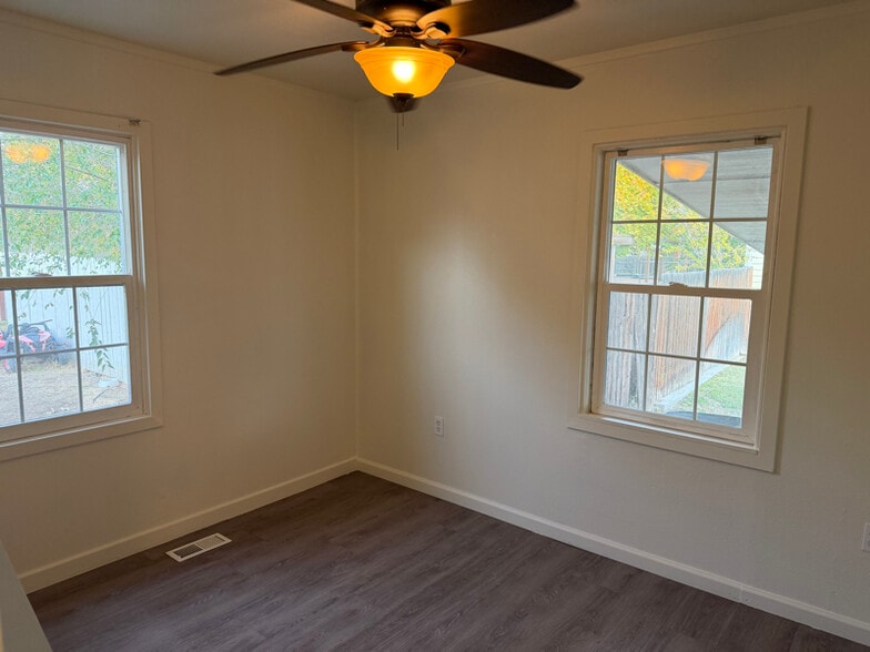 Building Photo - 1425 Farrell Ln