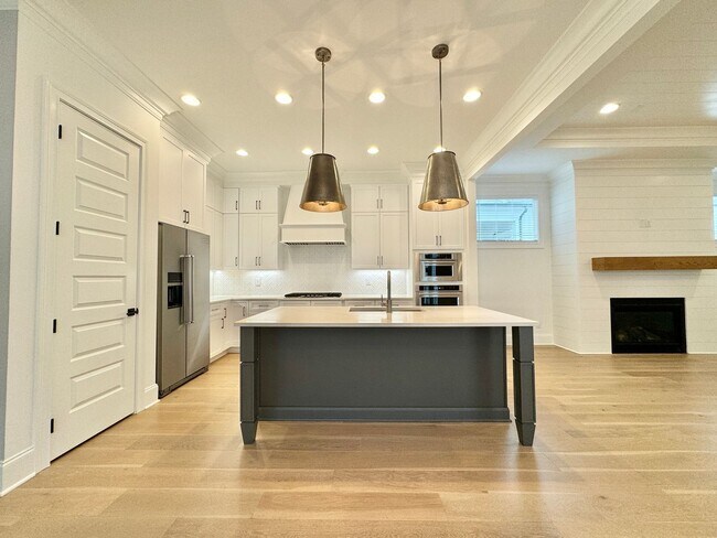 Building Photo - 3 bedroom home with 3.5 bathrooms and 2 Car Garage