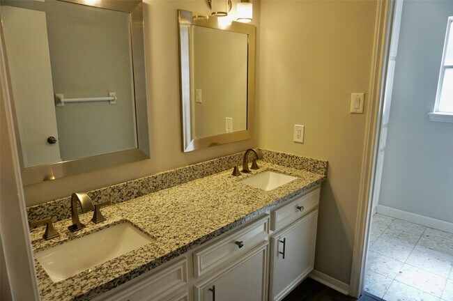 Building Photo - 1707 Valley Vista Dr
