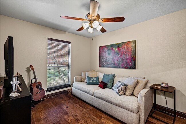 Building Photo - 8918 N Longwood Dr