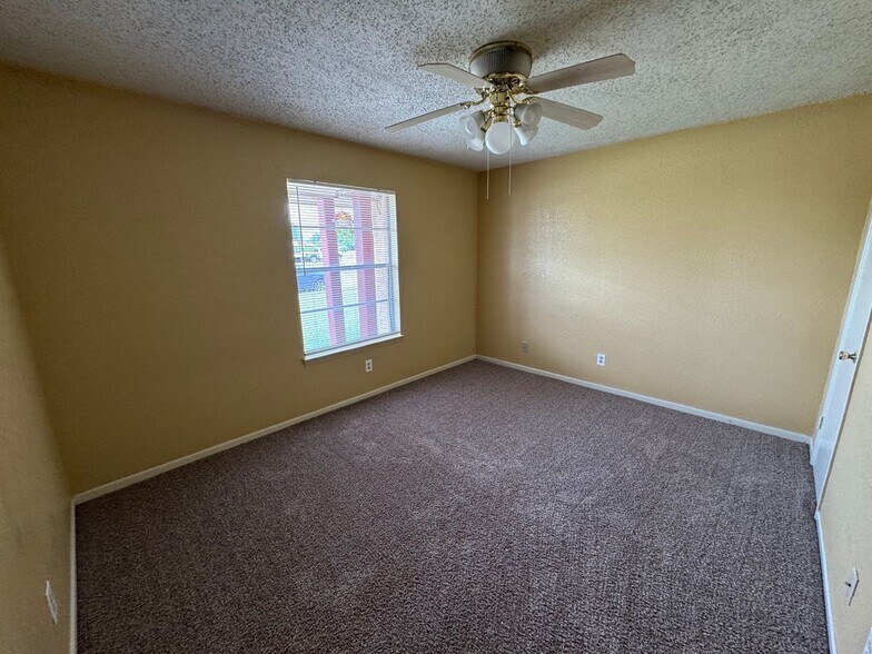 Building Photo - 2208 Hunt Dr