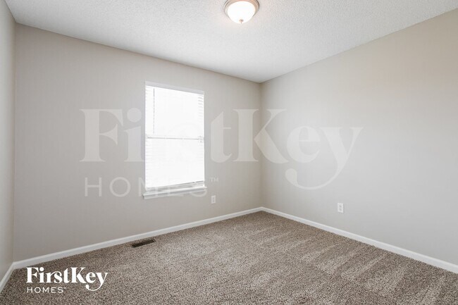 Building Photo - 1049 NE Queens Cir