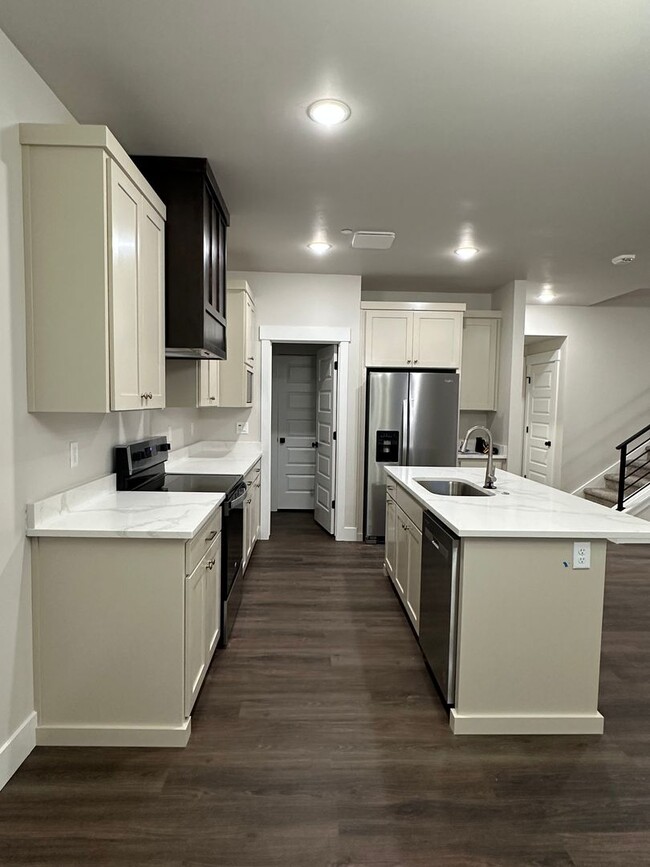 Building Photo - Stunning New 4 Bedroom Townhome in Idaho F...