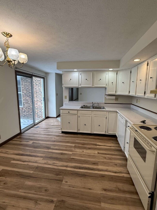 Building Photo - "Charming 2-Bed, 2-Bath Condo Retreat in Sidney's Viking Court!"