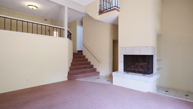 Building Photo - La Jolla 3BR/2.5BA Townhouse @ Eastbluff N...