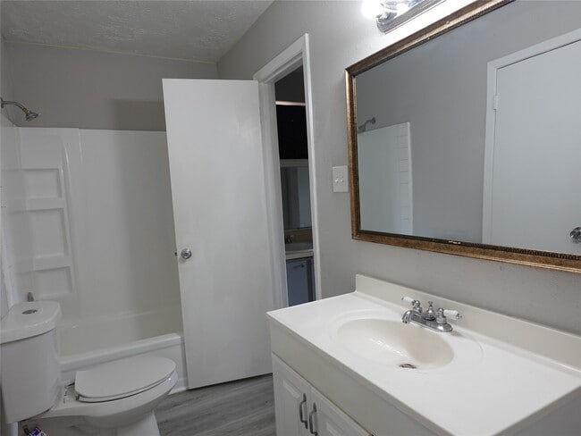 Building Photo - 10811 Thorncliff Dr