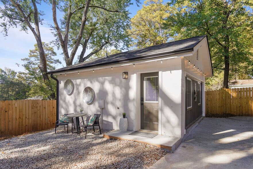 Building Photo - 975 Shadowridge Dr SE