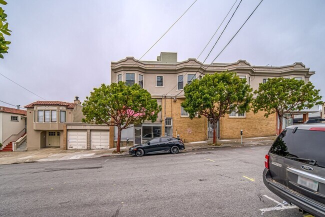 Building Photo - 2407 25th Ave