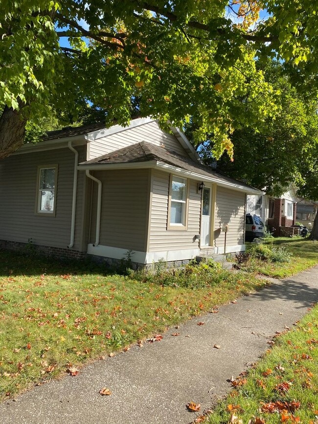 Building Photo - Newly Renovated 3 bed 2 bath House w/ deta...