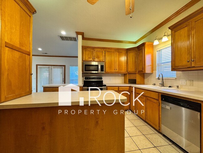 Building Photo - Charming 3-Bed 3-Bath Home with Tornado Sh...