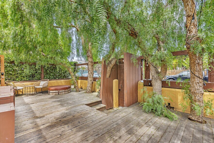 Private front deck - 718 Vernon Ave