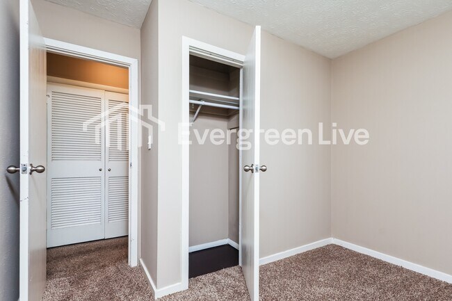 Building Photo - 304 Applegate Rd