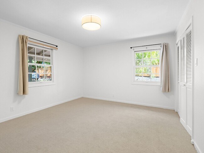 Building Photo - Spacious Single Family Home