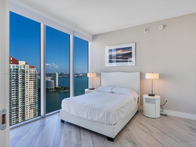 Building Photo - 1300 Brickell Bay Dr
