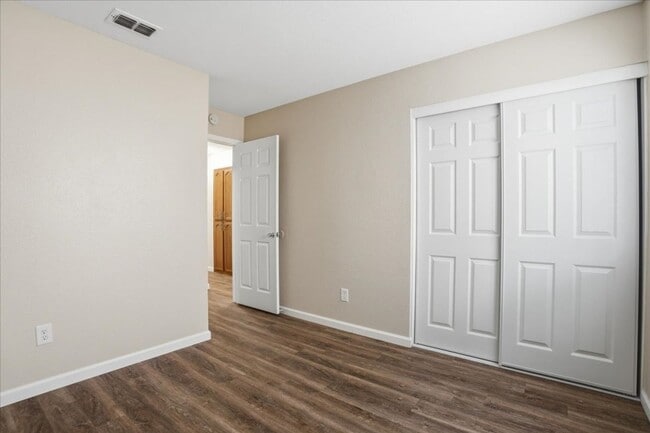 Building Photo - 604 Hovey Way