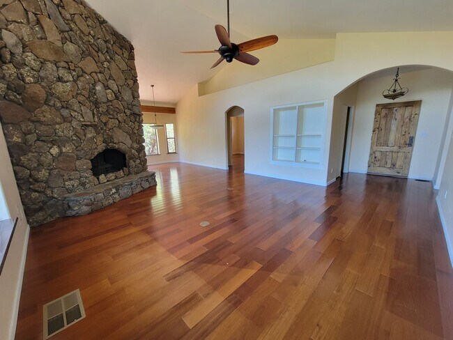 Building Photo - 255 Canyon Dr