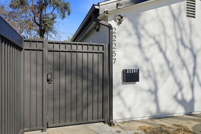 Building Photo - Luxury Newly Built 2 Bed, 2 Bath Home with Private Yard, Walk-In Closets & High-End Bespoke Kitchen