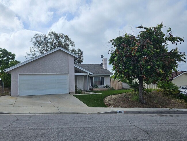 Primary Photo - 3 bed 2 bath house + Den