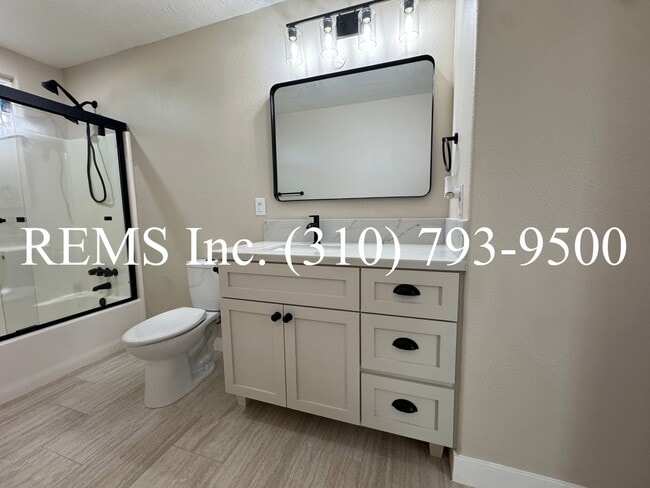 Building Photo - Remodeled Hersperia Front House with Laundry and Parking