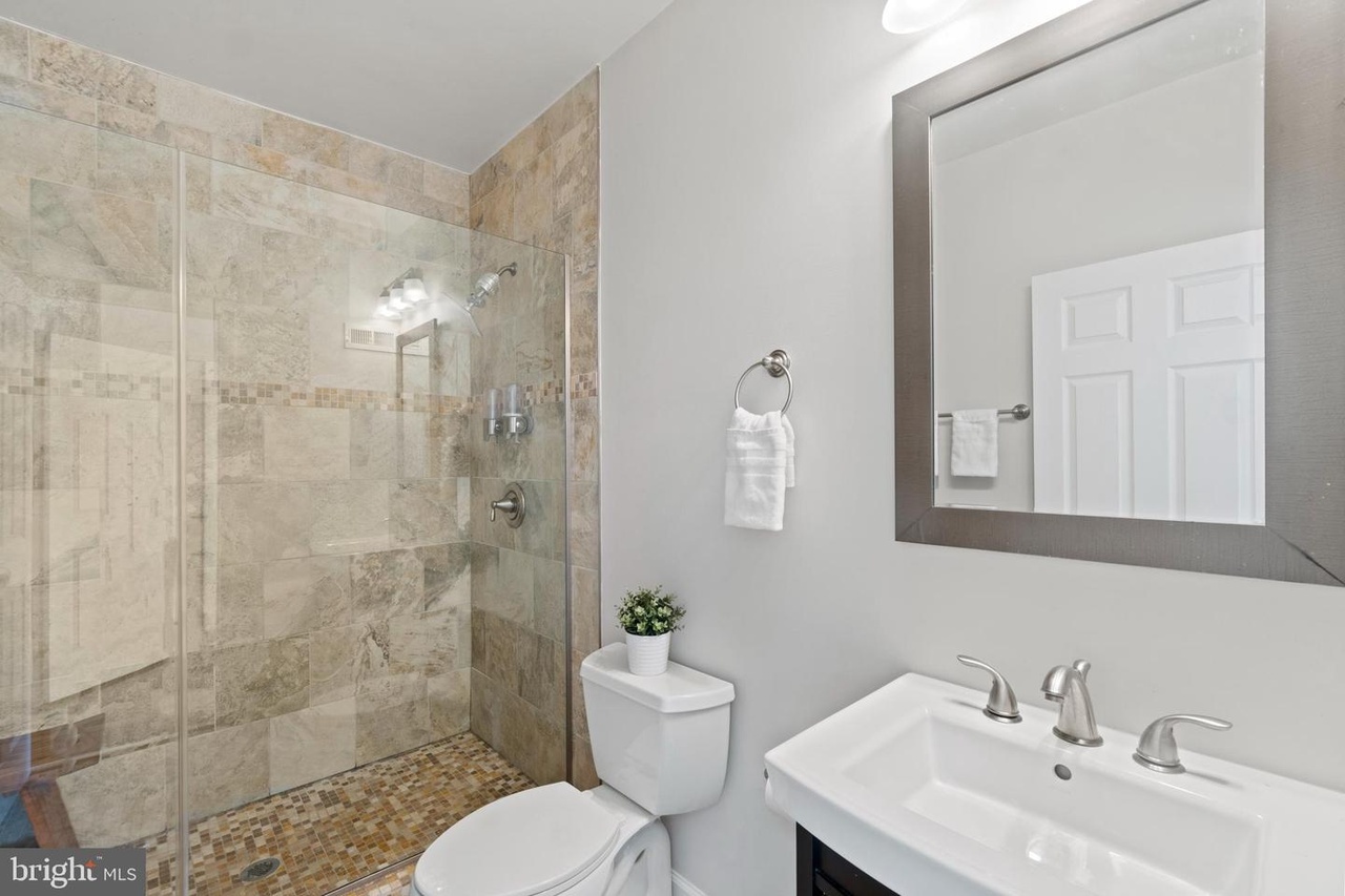 Master bath - 655 16th St NE