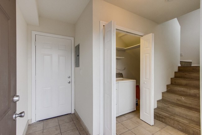 Foyer / Laundry - 4325 38th St