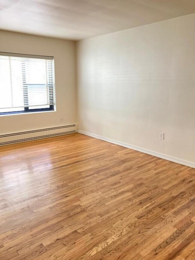 Building Photo - 2 bedroom in Seattle WA 98104