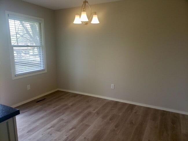 Building Photo - Kickapoo High District w/ Walk-In-Closet