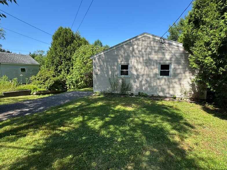 Building Photo - 194 River Rd