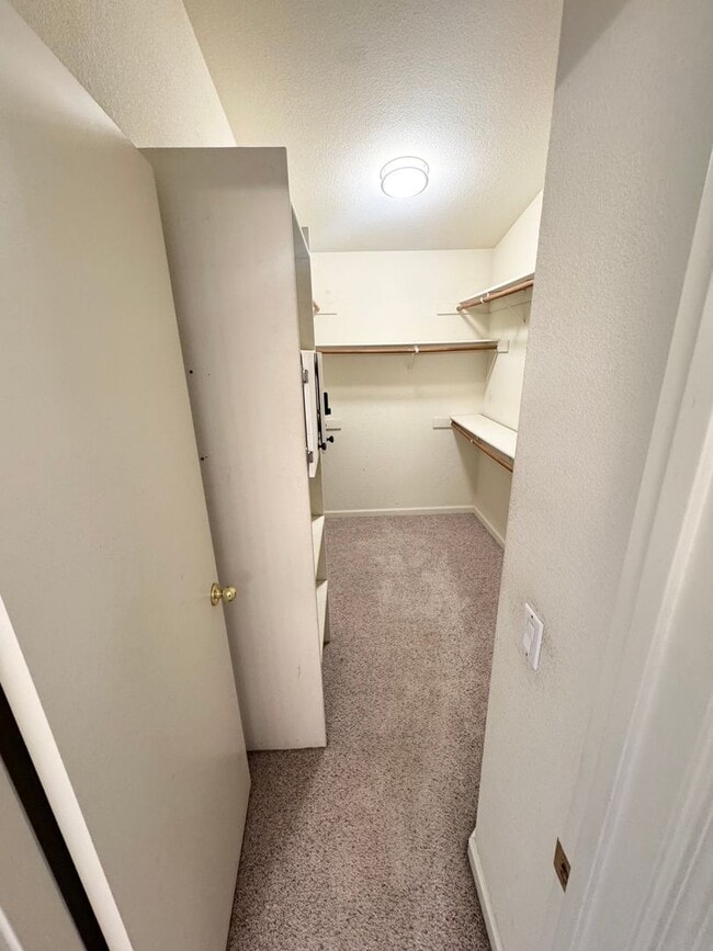 Building Photo - Charming Spacious 3 Bedroom Home